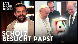 Olaf Scholz schenkt dem Papst einen Fußball  Late Night Berlin [upl. by Dalli]