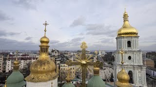 Decine di droni russi sullUcraina uno si schianta su un grattacielo a Kiev due feriti [upl. by Eanwahs187]