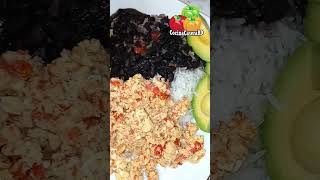 Huevos revoltiao con tomates y cebolla acompañado de arroz blanco y habichuelas negras guisadas [upl. by Asatan]