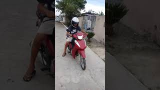 vídeo do meu filho aprendendo andar de moto Biz ele se chama elielsom [upl. by Alvord]