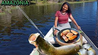 PESCARIA com Frito de PIRARUCU no MOLHO de TUCUPI na beira do RIO na AMAZÔNIA [upl. by Allyce146]