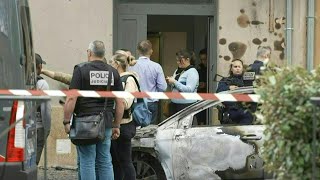 Cavaillon quatre voitures de police incendiées devant le commissariat  AFP Images [upl. by Alleram]