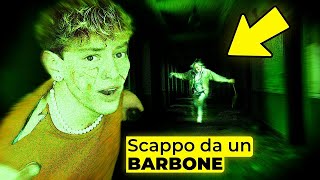 Scappo da un BARBONE in un OSPEDALE ABBANDONATO di Notte [upl. by Akkire743]