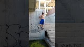 Por un segundo pensaba que se bañaba 🤢💦 parkour shorts [upl. by Sheri]