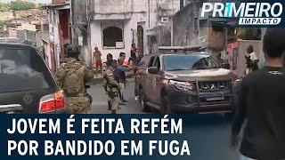 Jovem fica quatro horas refém de homem que fugia da polícia  Primeiro Impacto 170423 [upl. by Bullough596]