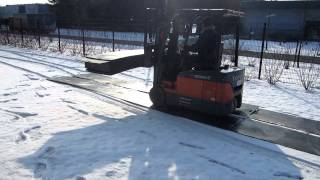 Heftruck rijdt over InduPlates Kunststof rijplaten in de sneeuwMOV [upl. by Earej]