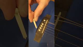 Cómo cambiar las cuerdas de una acústicaelectroacústica acousticguitar consejosguitarra [upl. by Tennaj]