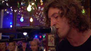 Dean Lewis quotWavesquot  Inas Nacht live 1111 2017 [upl. by Chita]