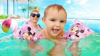 👶 ARIANA e în PISCINĂ la PRIMA Lecție de ÎNOT la 1 AN 😱 Sa DESCURCAT ❓ [upl. by Vickey]