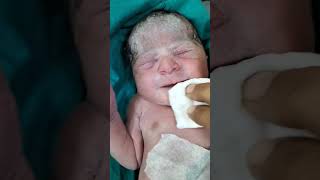 Baby sponging after birth newbornbaby afterbirth viralbaby birthmoment babygirl babyshorts [upl. by Najram]