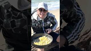 Spadellare uno spaghetto alle vongole in riva al mare  Cucina Selvaggia Ep 3 [upl. by Oulman]