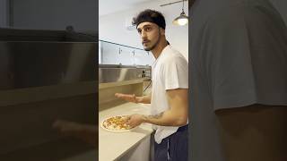 Quando hai così tanta voglia di pizza che ogni ingrediente extra ti testa i nervi 🎥shorts [upl. by Aurie454]