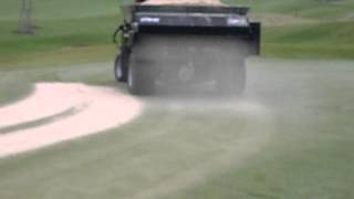 Topdresser Turfco Mete R Matic UTM 60 Light Dressing pískování greenu [upl. by Aerdnod]