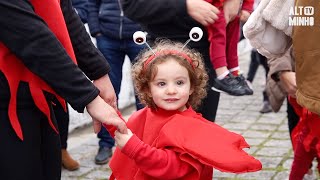 Animado desfile de Carnaval saiu Ã s ruas na sextafeira em Paredes de Coura  Altominho TV [upl. by Ydak926]