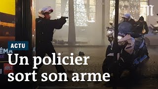 GiletsJaunes  Un policier sort son pistolet face aux manifestants [upl. by Selia]