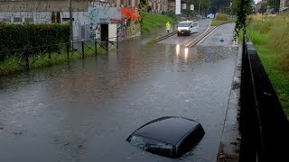 Milano auto bloccata in un sottopasso allagato [upl. by Budge385]