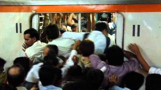 How to get on a train in Mumbai [upl. by Petra]