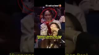 Everyones reaction when Rosé gave the micro to the fans blackpink rosé apt parchaeyoung [upl. by Ennalyrehc]