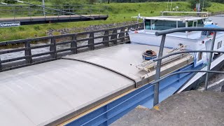 Binnenvaartschip de MARITA meert aan bij de Suikerfabriek in Hoogkerk [upl. by Eatnohs]