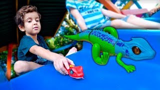 Brincando com Cobra vs Lagarto de Brinquedo no Parquinho  Vídeo Infantil  Paulinho e Toquinho [upl. by Izzy480]