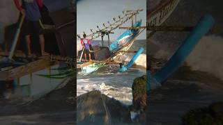 Skill telong lewati ombak besar fisherman shortvideos viralvideo [upl. by Eniamreg]