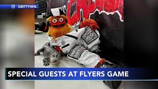 Gritty dances with emotional support alligator at Philadelphia Flyers game [upl. by Airel]