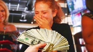 Un homme donne 1000€ à une serveuse elle se met à pleurer •• [upl. by Aehtrod805]