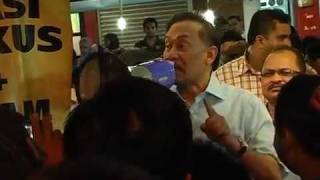 Anwar pulls off surprise walkabout at Teluk Cempedak [upl. by Hanoj924]