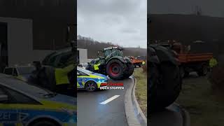 Landwirt verursacht Chaos mit Traktor landwirtschaft demostration traktor [upl. by Gentes]