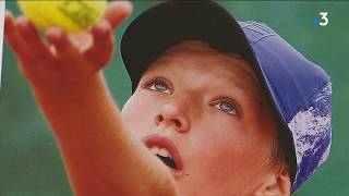 A Grenoble le jeune espoir du tennis Loann Massard cherche des fonds pour réaliser son rêve [upl. by Nawuq]