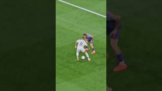 KYLIAN MBAPPÉ REGATE INCREÍBLE EN EL ESTADIO BERNABÉU REAL MADRID football shorts [upl. by Oiredised]