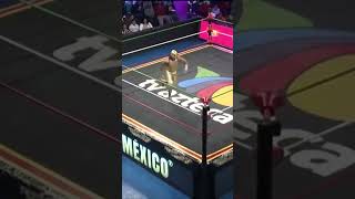 Mascara dorada  Metalik WWE el rey del aire [upl. by Suoiradal532]