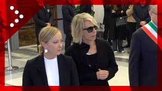 Giorgia Meloni insieme a Maria De Filippi alla camera ardente di Maurizio Costanzo [upl. by Friedly901]