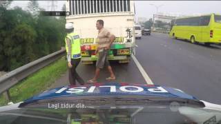 Melihat Kaki Keluar dari Jendela Bripda Tiara Tegur Pengemudi Truk  86 [upl. by Aenehs]