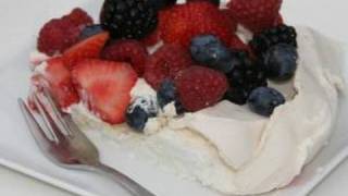 Pavlova met rood fruit  Recept [upl. by Thorndike]