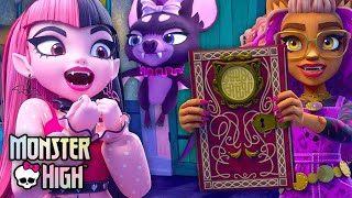 Clawdeen offre à Draculaura un livre magique de sortilèges   Nouvelle série animée Monster High [upl. by Anina]