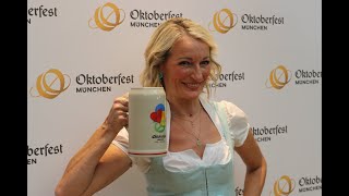 Präsentation des WiesnMaßkrugs 2023 im Armbrustschützenzelt  Krugrede von Monika Gruber [upl. by Leibman]