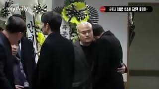 Shinee jonghyun funeral SUJU heechul and singer JUNGMO burst out [upl. by Mei274]