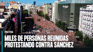 La imagen miles de personas reunidas protestando contra Sánchez [upl. by Adyaj]