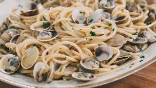 Spaghetti alle vongole cremosi La vera ricetta tradizionale [upl. by Nylkcaj]