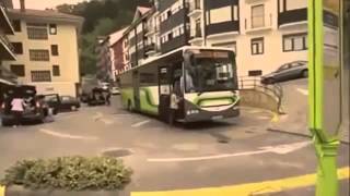 Manovra incredibile di un autobus per fare inversione di strada [upl. by Roots567]