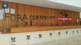 Manifestantes protestam na sede da Odebrecht [upl. by Uhayile]