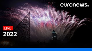 ¡Feliz Año Nuevo en España Madrid da la bienvenida a 2022 con fuegos artificiales [upl. by Drusi]