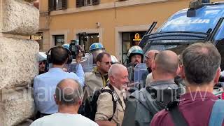 Taxi Hallissey segretario dei Radicali allontanato dalla manifestazione [upl. by Katherina640]