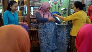 Tutorial Memakai Kain Batik Menjadi Rok Tanpa Peniti [upl. by Norabel]