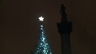 Un arbre de Noël géant illumine Trafalgar Square à Londres [upl. by Rehc]