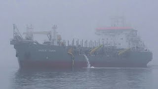 Dredger BARENT ZANEN emerging from the fog at felixstowe 201217 [upl. by Terrel]