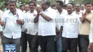 Atirathara Akhada  H D Kumaraswamy  Seg  1  24 Apr 13  Suvarna News [upl. by Jarin]