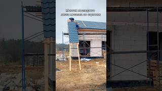 Как закрепить последний лист металлочерепицы на крыше со ступенек стройкадома [upl. by Nevart]