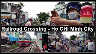 Crazy Railroad Crossing Vietnam  Chaos am Bahnübergang von Ho Chi Minh City Saigon Vietnam 2022 [upl. by Yeznil]